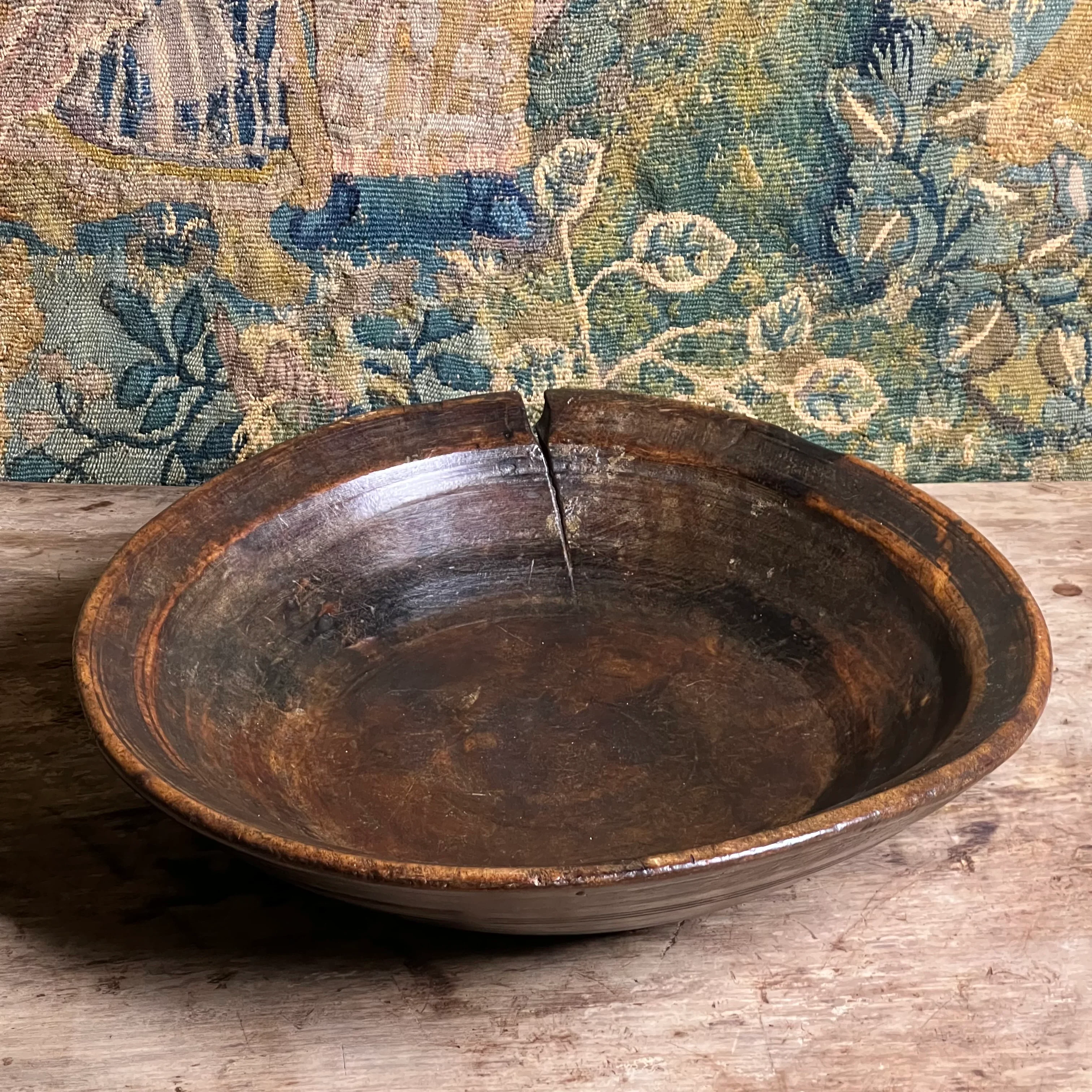 An Early English Turned Applewood Dairy Bowl, Late 17th or earlier - Image 4
