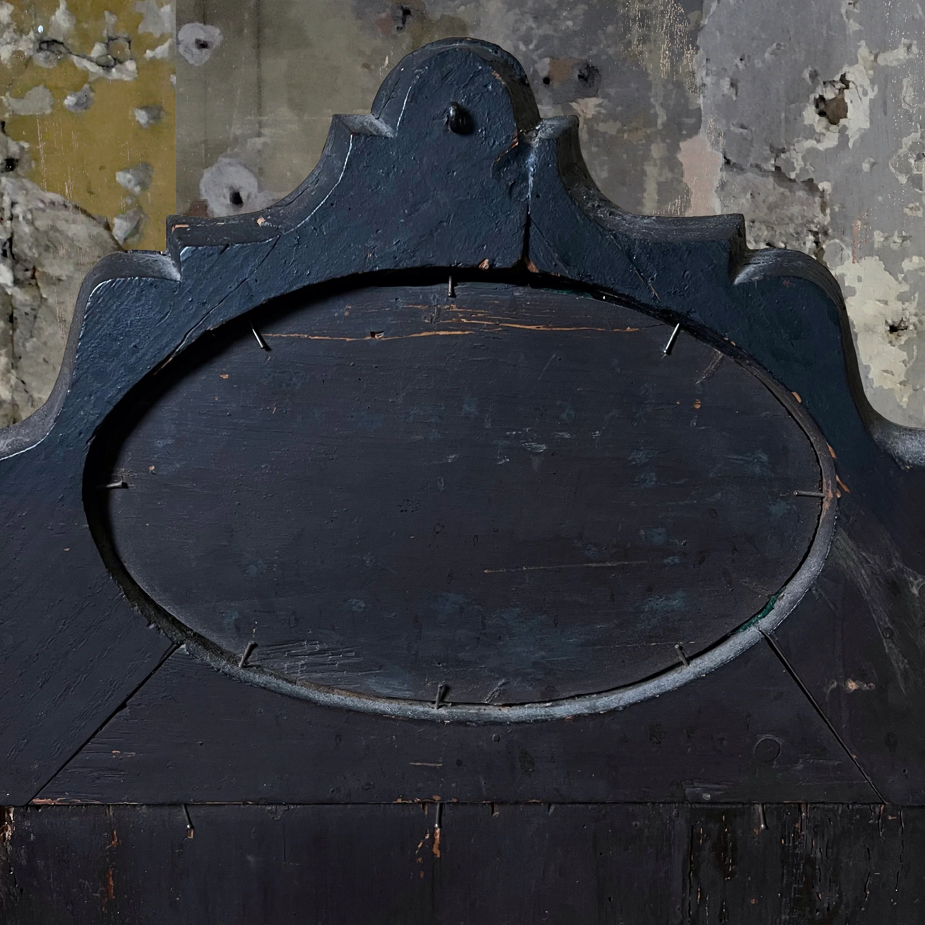 English George II Figured Walnut Mirror with Etched Glass Panel Depicting Daphne c.1740 - Image 10