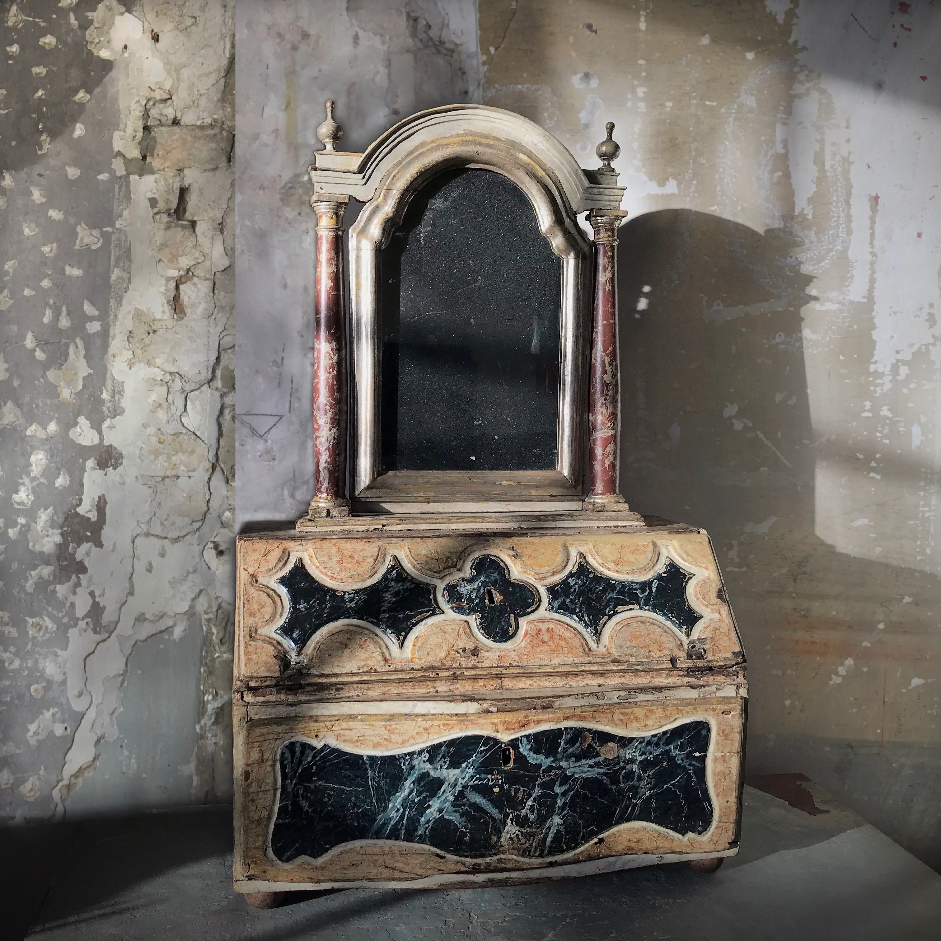 Northern Italian Dressing Glass c.1760 - Image 3