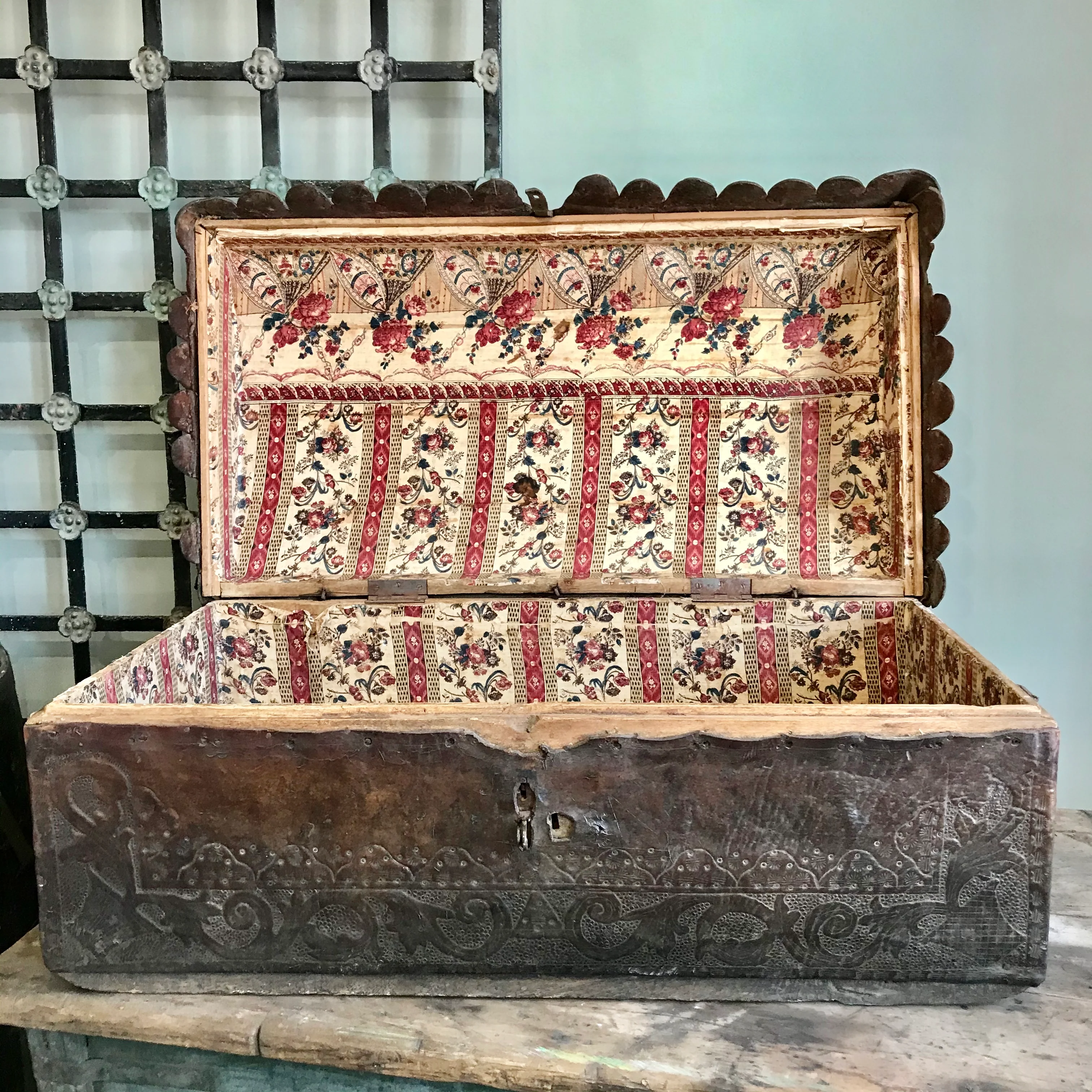 Spanish Colonial Chest c.1600-1650 - Image 10