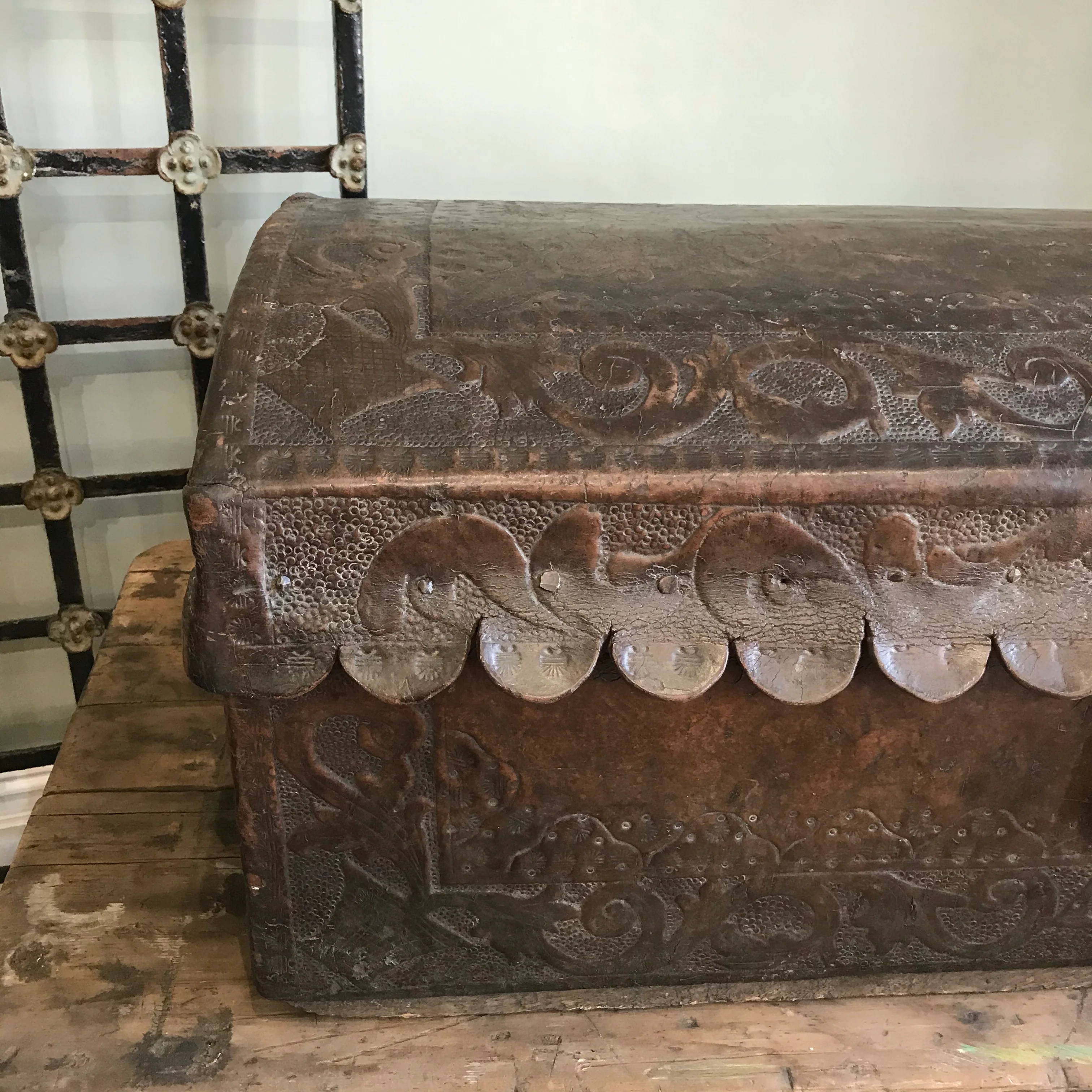 Spanish Colonial Chest c.1600-1650 - Image 4
